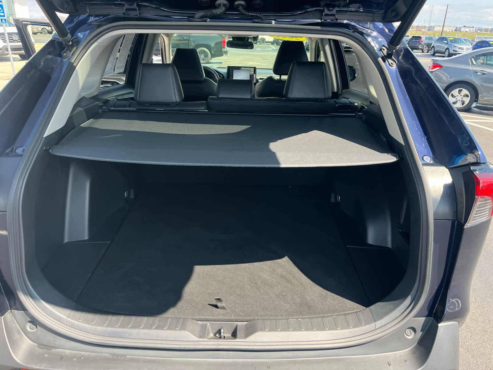 Used 2021 Toyota RAV4 XLE Premium image 36