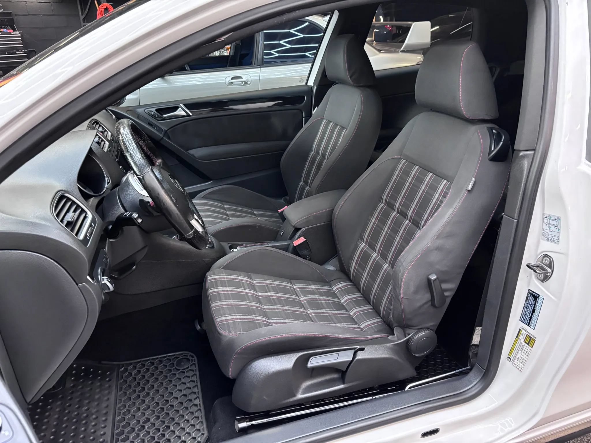 Used 2011 Volkswagen Golf 2-Door FWD image 9
