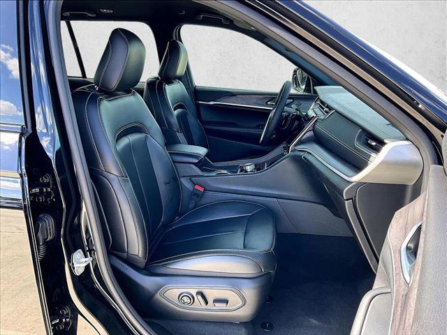 Used 2024 Jeep Grand Cherokee Limited w/ Black Appearance Package image 9