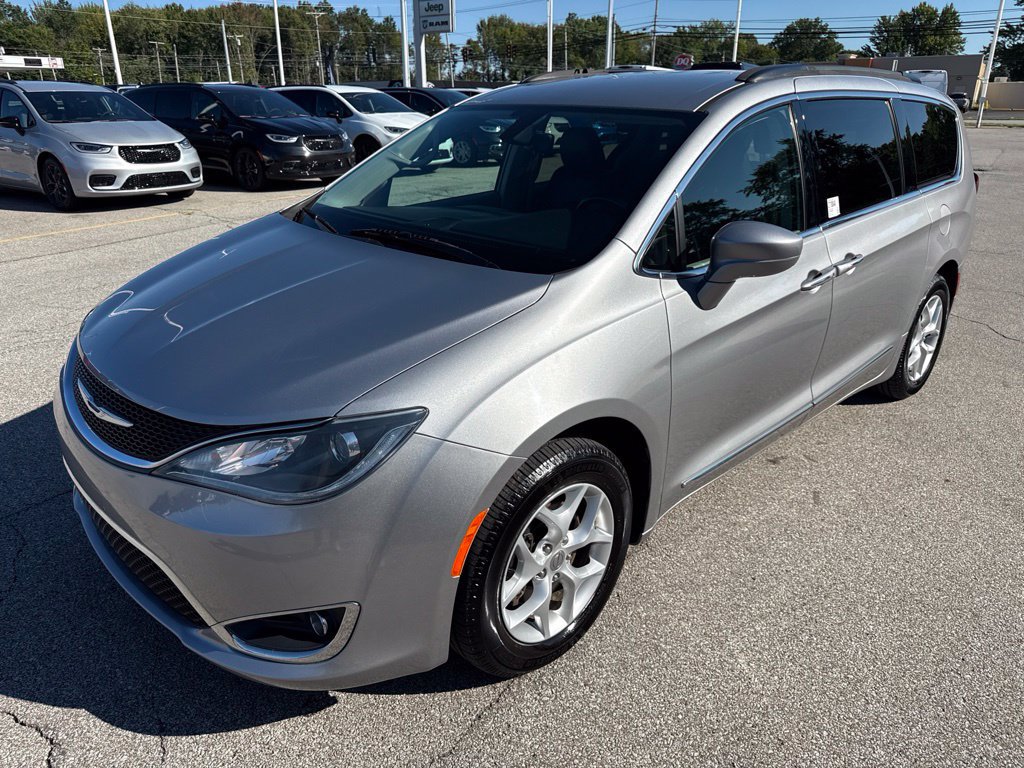 Used 2017 Chrysler Pacifica Touring-L w/ Tire & Wheel Group FWD image 10