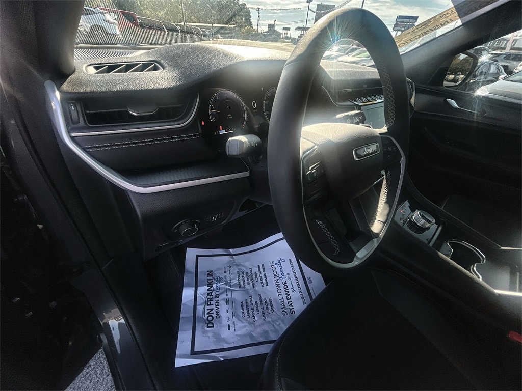 Used 2025 Jeep Grand Cherokee L Laredo image 6