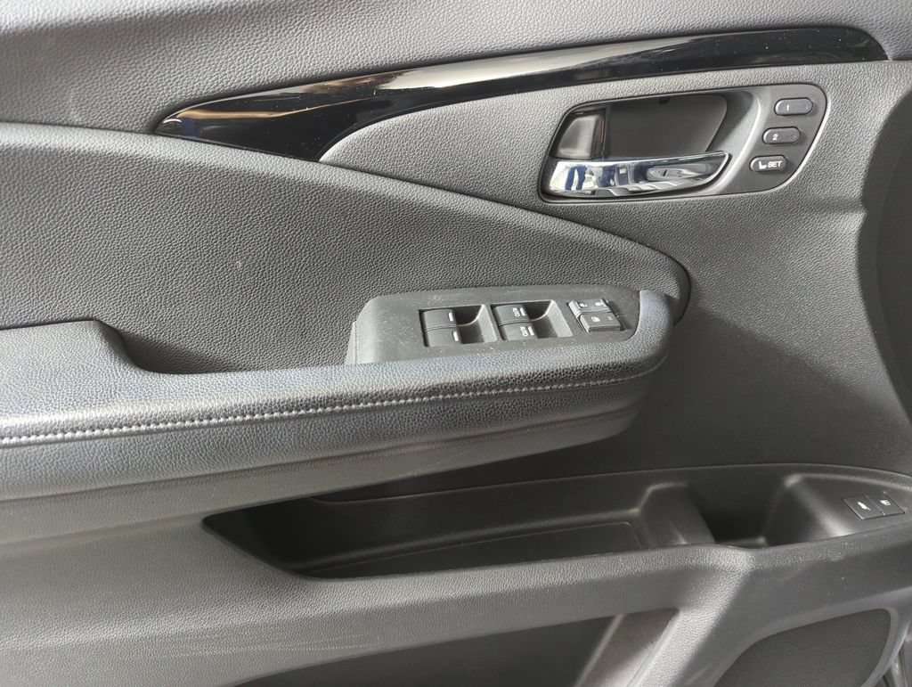 Certified 2017 Honda Pilot Touring image 10