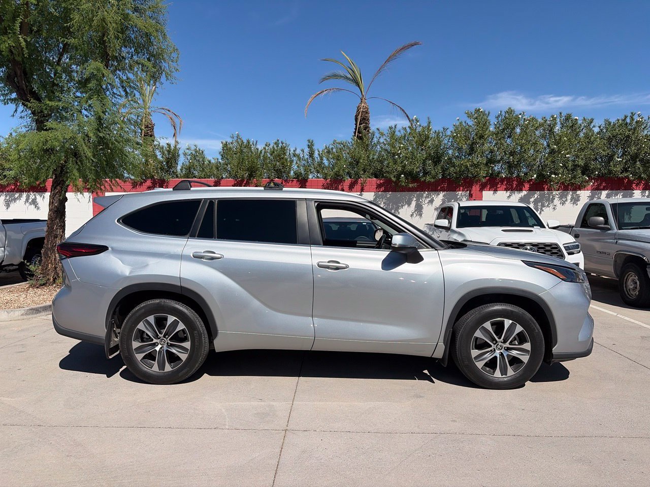 Used 2024 Toyota Highlander XLE FWD image 3