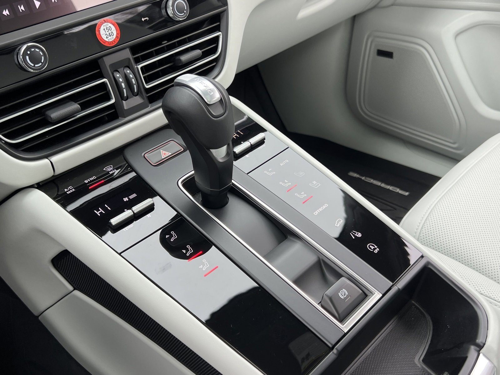 Certified 2025 Porsche Macan image 27