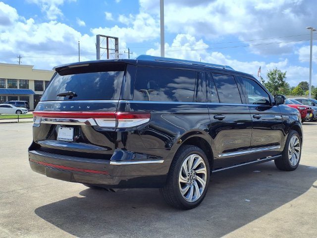 Used 2023 Lincoln Navigator L Reserve AWD/4WD image 2