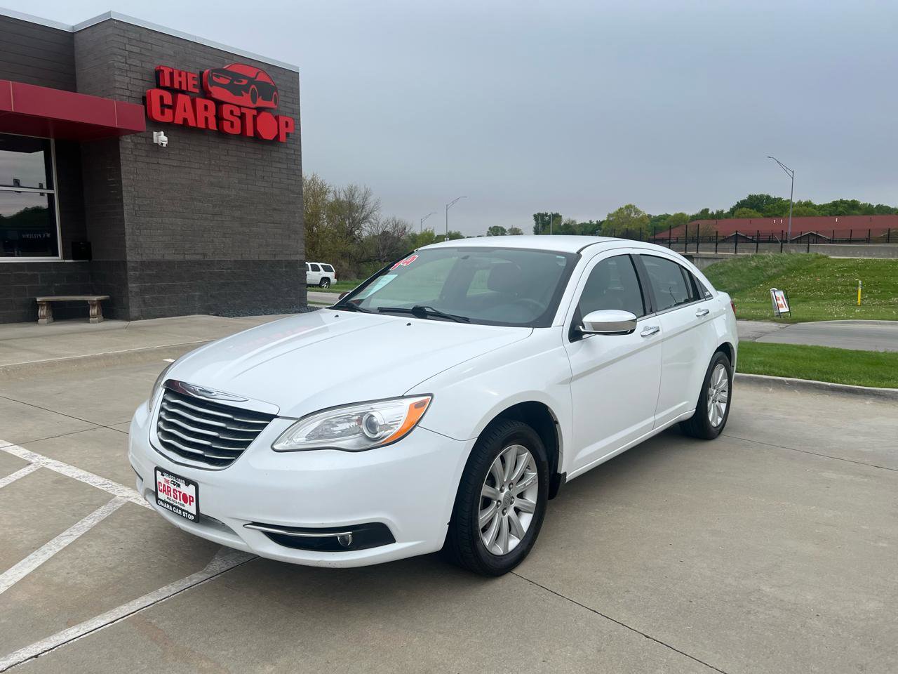 Used 2014 Chrysler 200 Limited FWD image 2