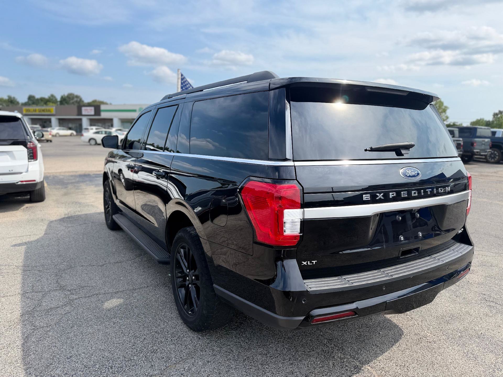 Used 2024 Ford Expedition Max XLT AWD/4WD image 3
