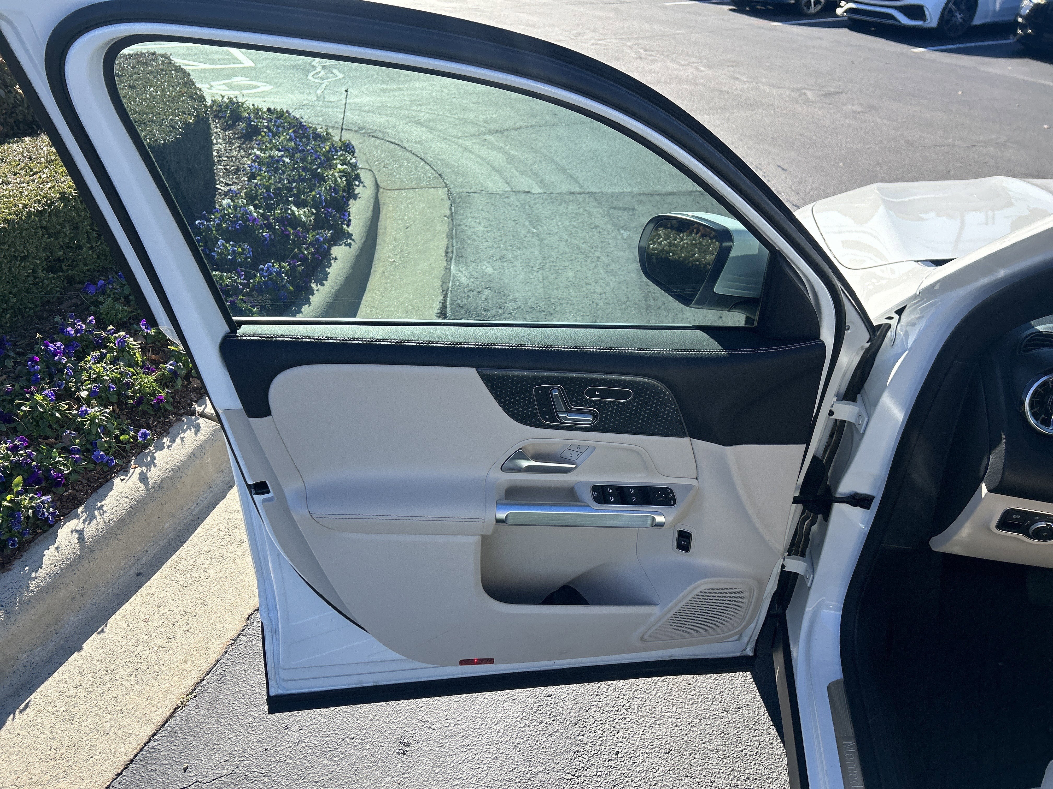 Used 2025 Mercedes-Benz GLB 250 image 14