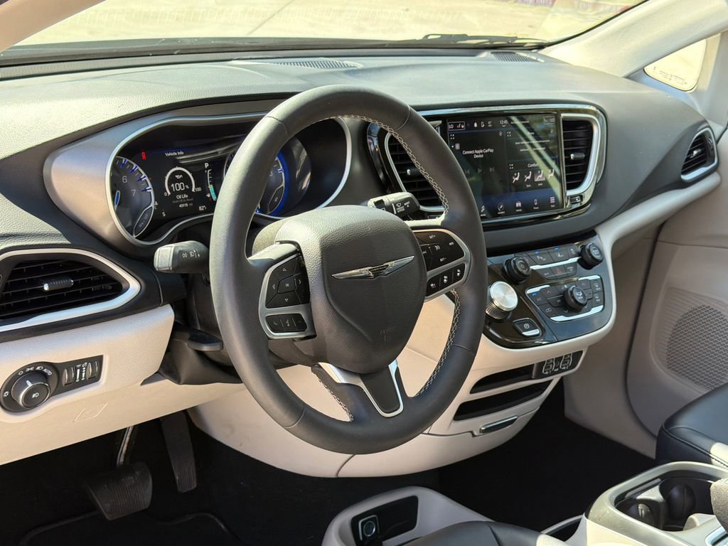 Used 2024 Chrysler Pacifica Touring-L image 21