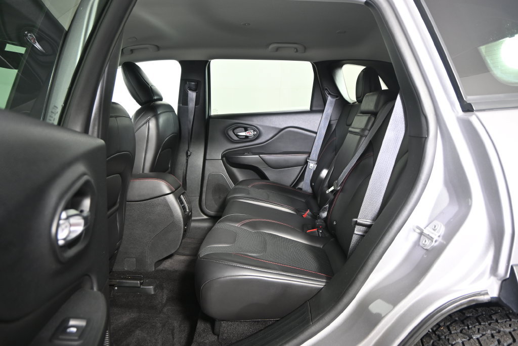 Used 2019 Jeep Cherokee Trailhawk AWD/4WD image 18