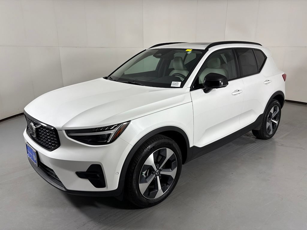 Used 2026 Volvo XC40 B5 Plus AWD/4WD image 4