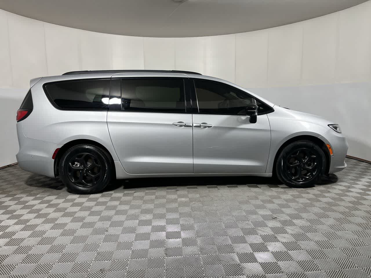 Used 2024 Chrysler Pacifica Premium FWD image 9