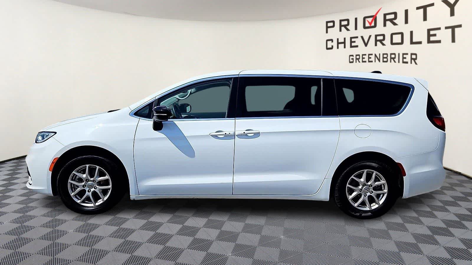 Used 2024 Chrysler Pacifica Touring-L FWD image 5