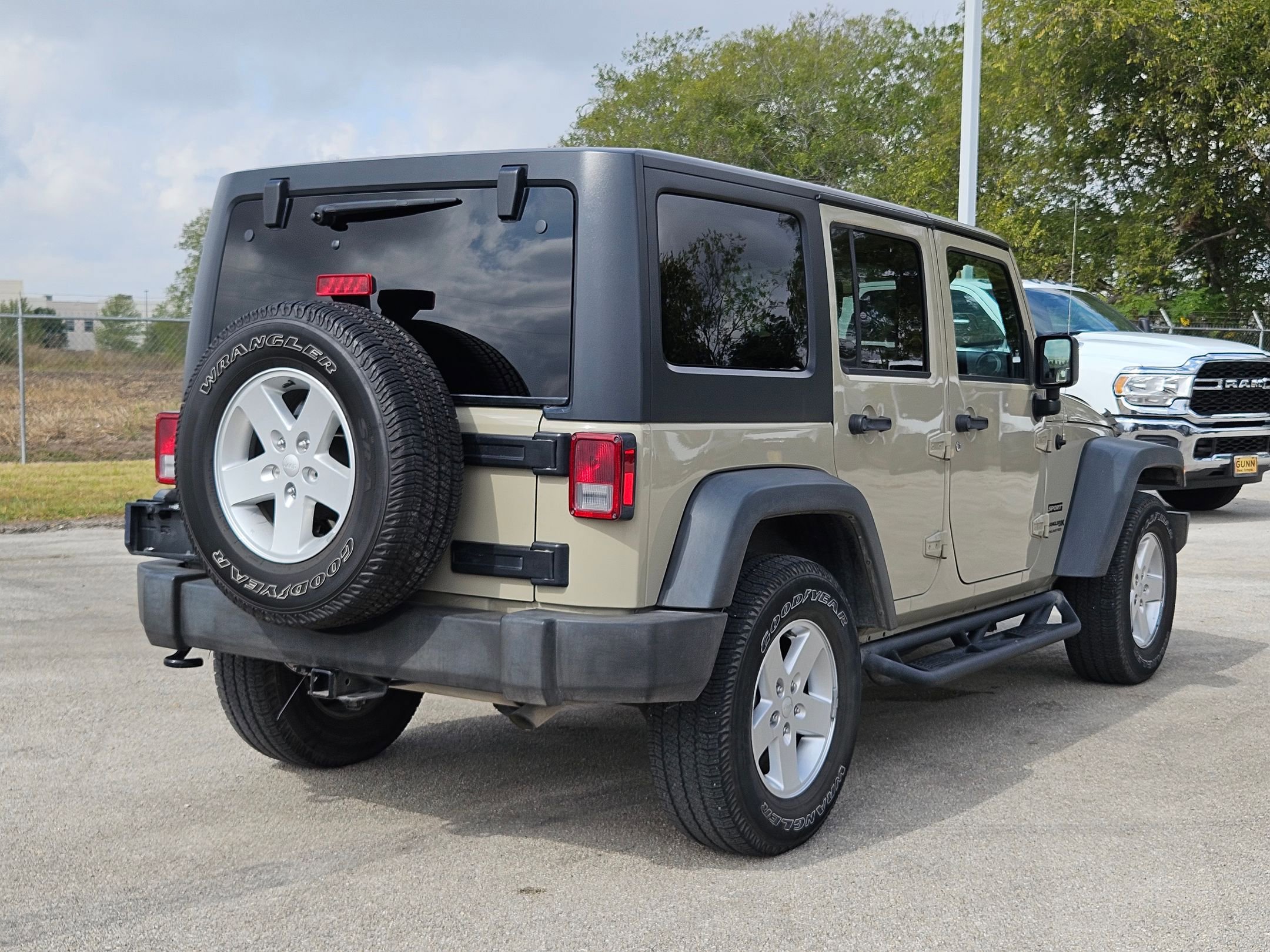 Used 2018 Jeep Wrangler Unlimited Sport S image 3