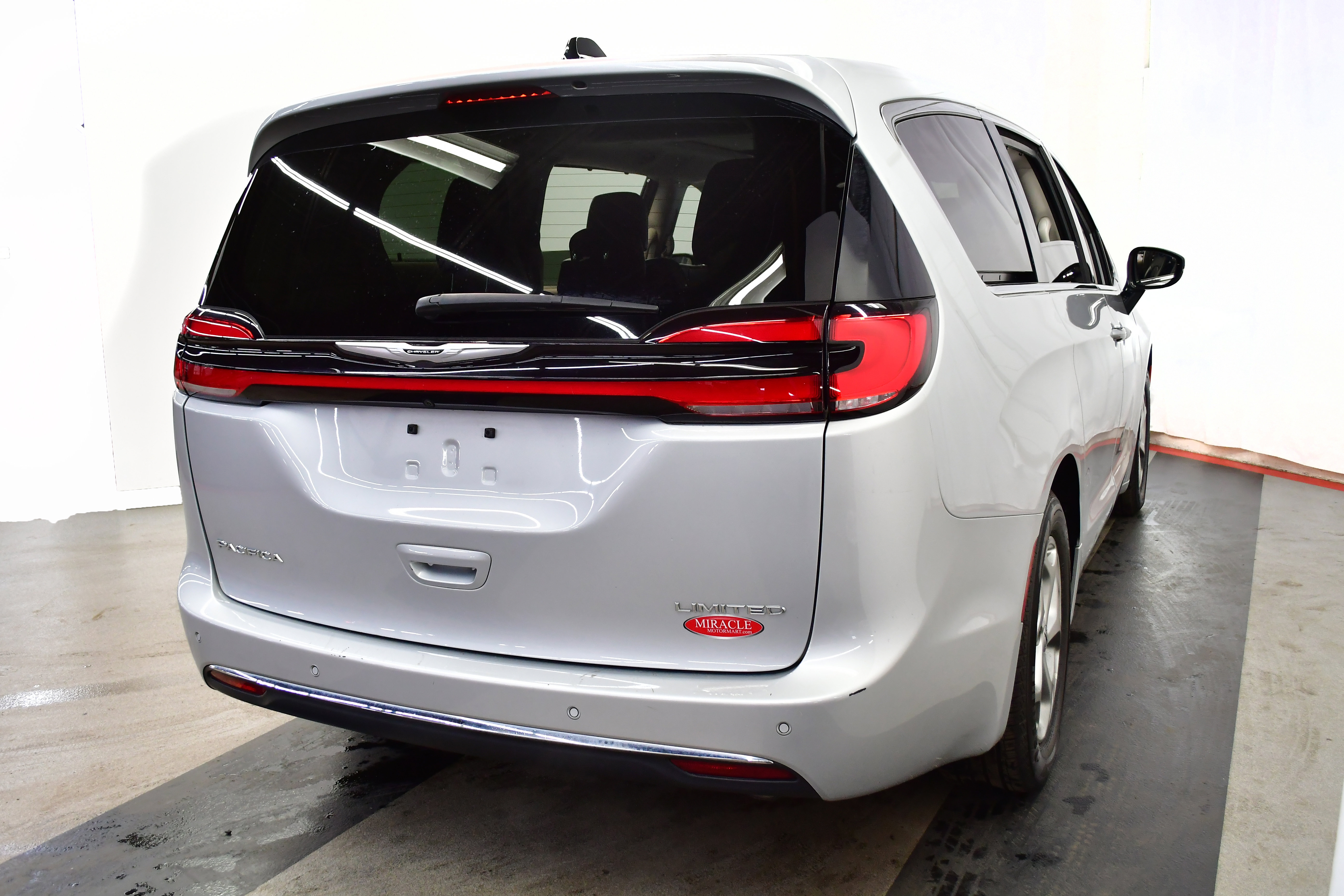 Used 2024 Chrysler Pacifica Limited image 9