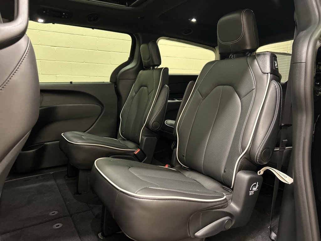 New 2026 Chrysler Pacifica Limited image 8