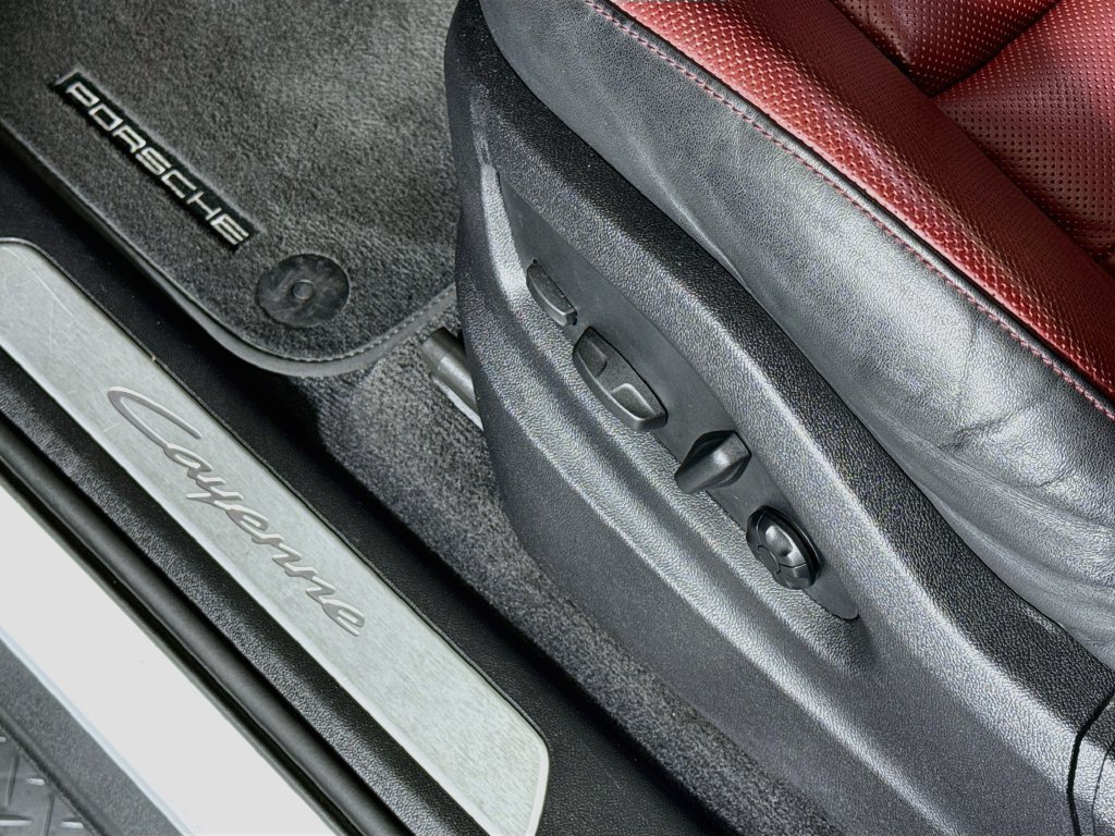Certified 2024 Porsche Cayenne Coupe AWD/4WD image 24