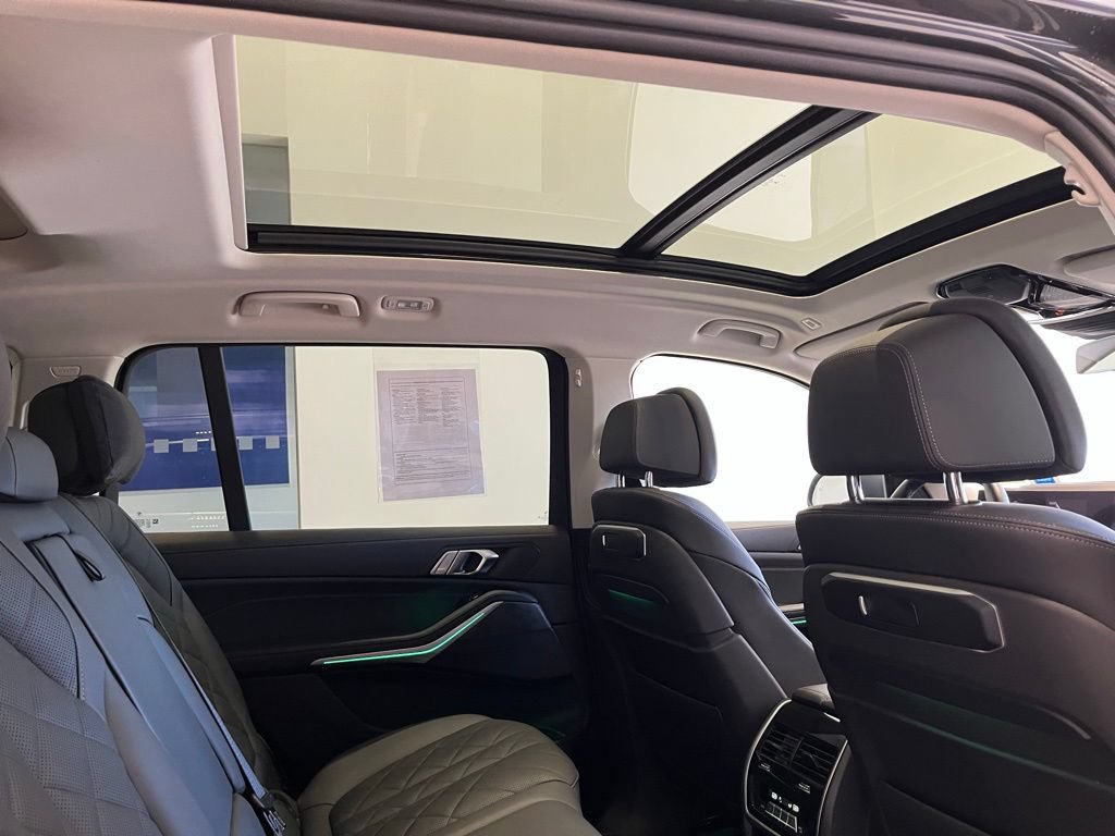 Used 2023 BMW X7 xDrive40i w/ Parking Assistance Package AWD/4WD image 32