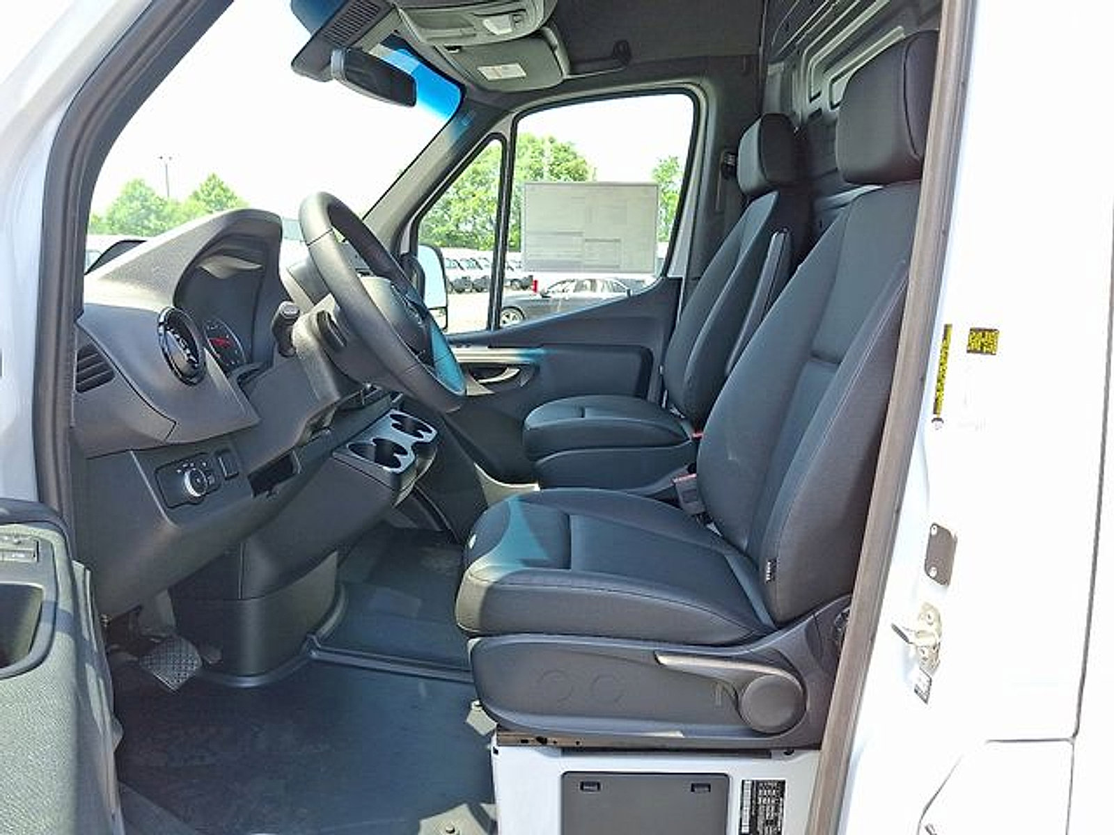 Used 2025 Mercedes-Benz Sprinter 2500 image 13