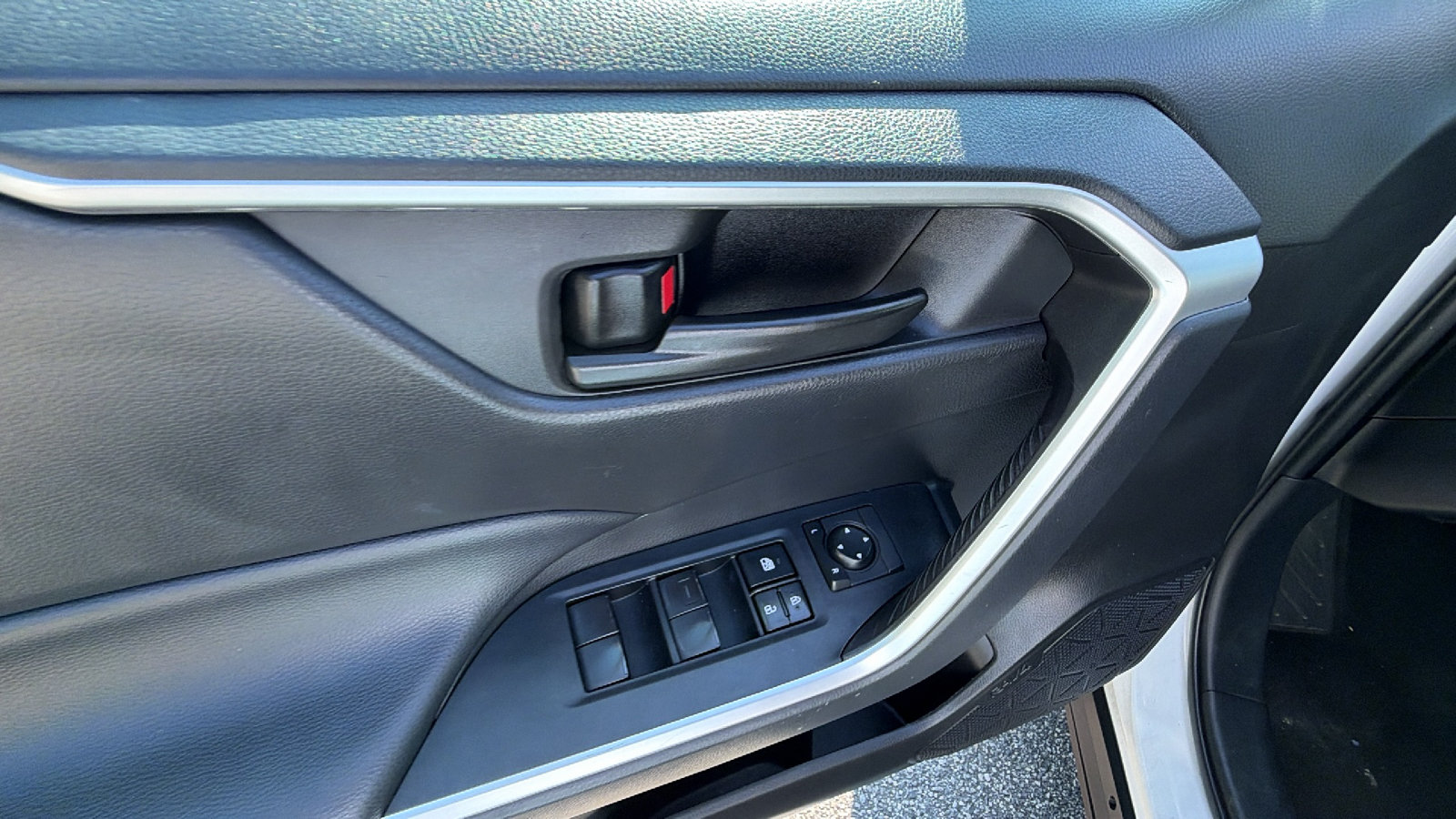 Used 2023 Toyota RAV4 LE FWD image 15