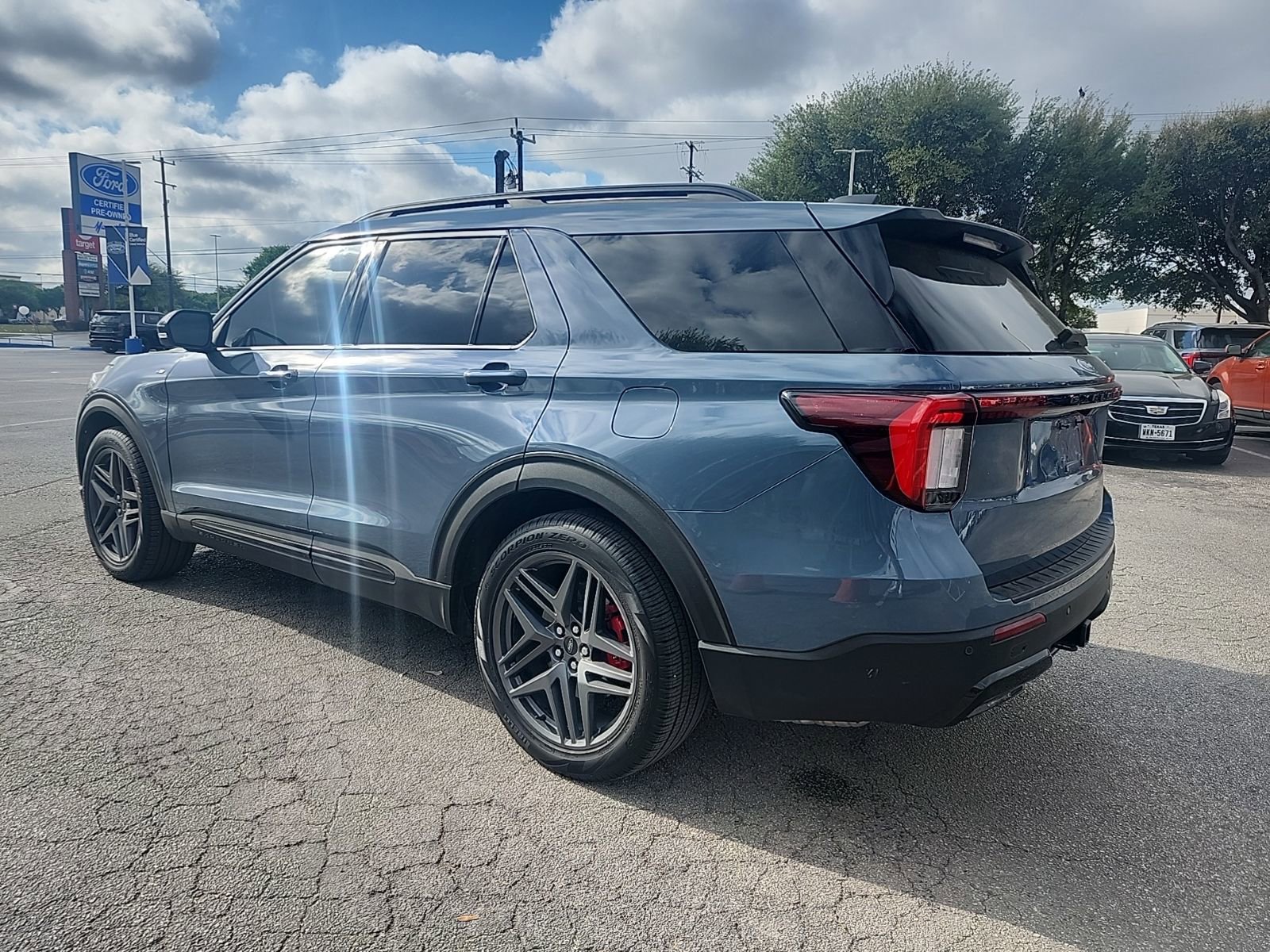 Used 2025 Ford Explorer ST-Line w/ Premium Package image 5