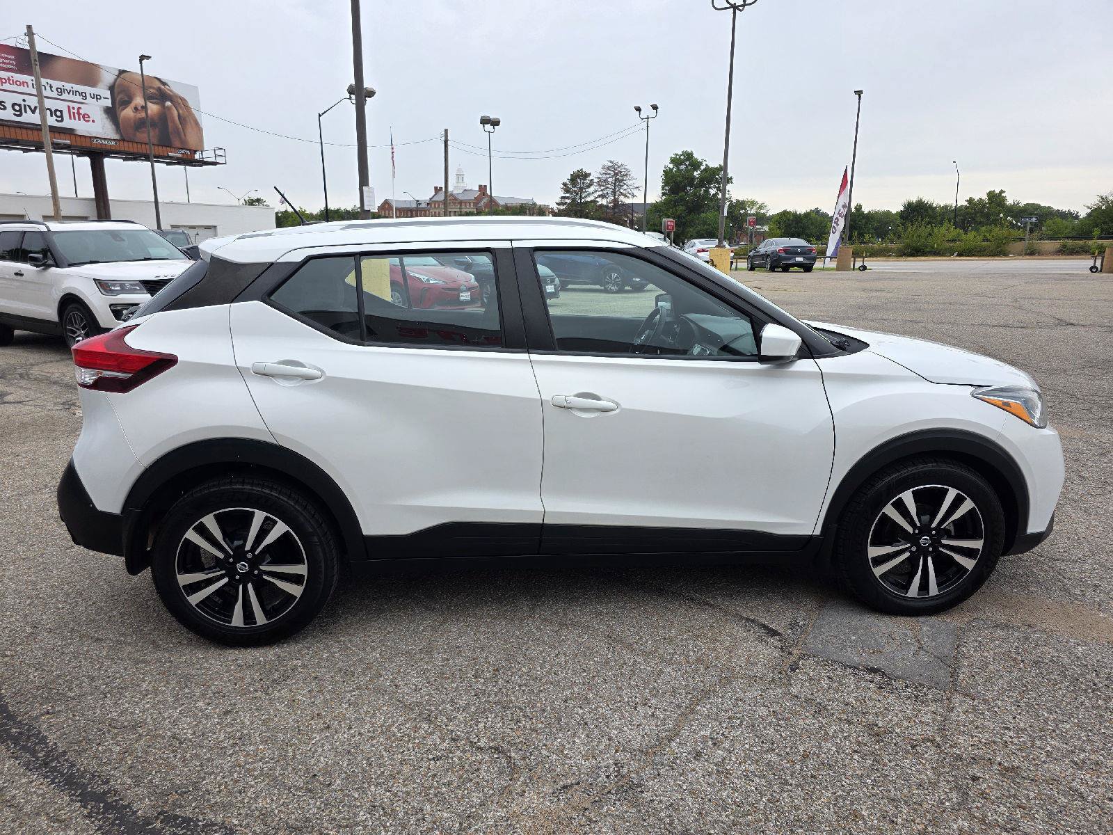 Used 2018 Nissan Kicks SV FWD image 4