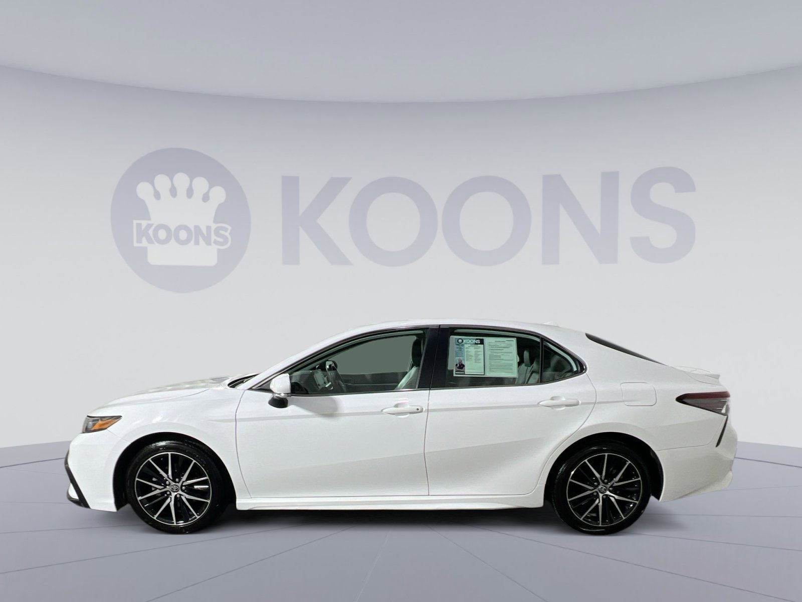 Used 2023 Toyota Camry SE image 2