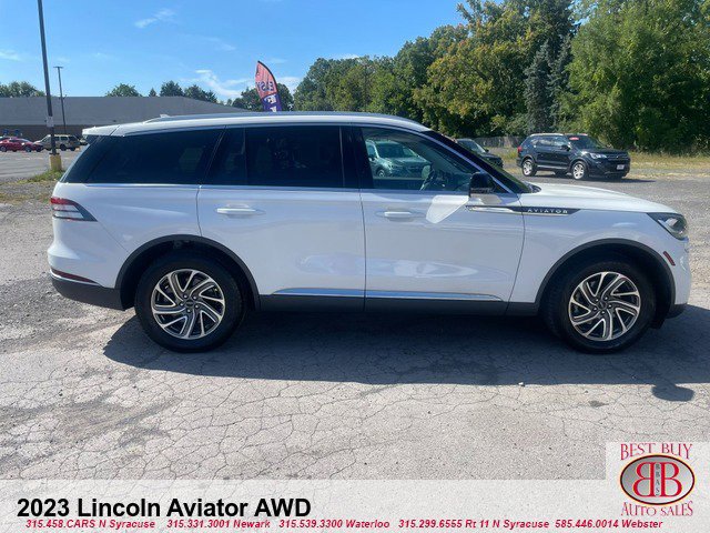 Used 2023 Lincoln Aviator AWD image 2