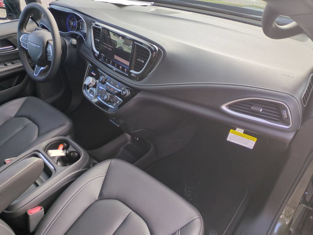 New 2027 Chrysler Pacifica Select FWD image 34