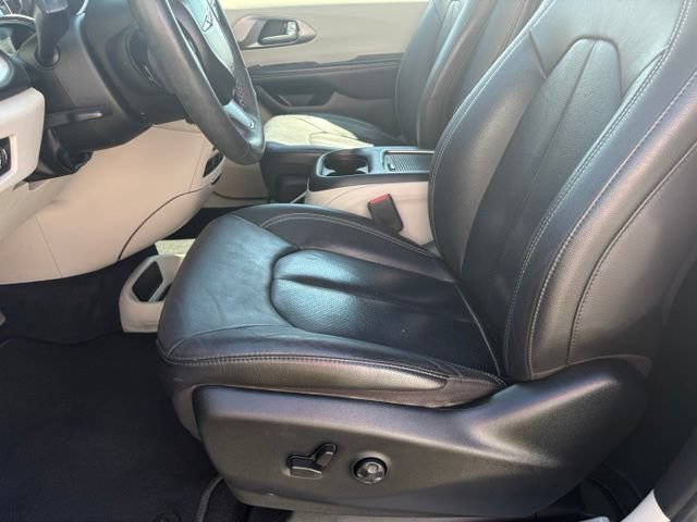 Used 2022 Chrysler Pacifica Touring-L FWD image 10