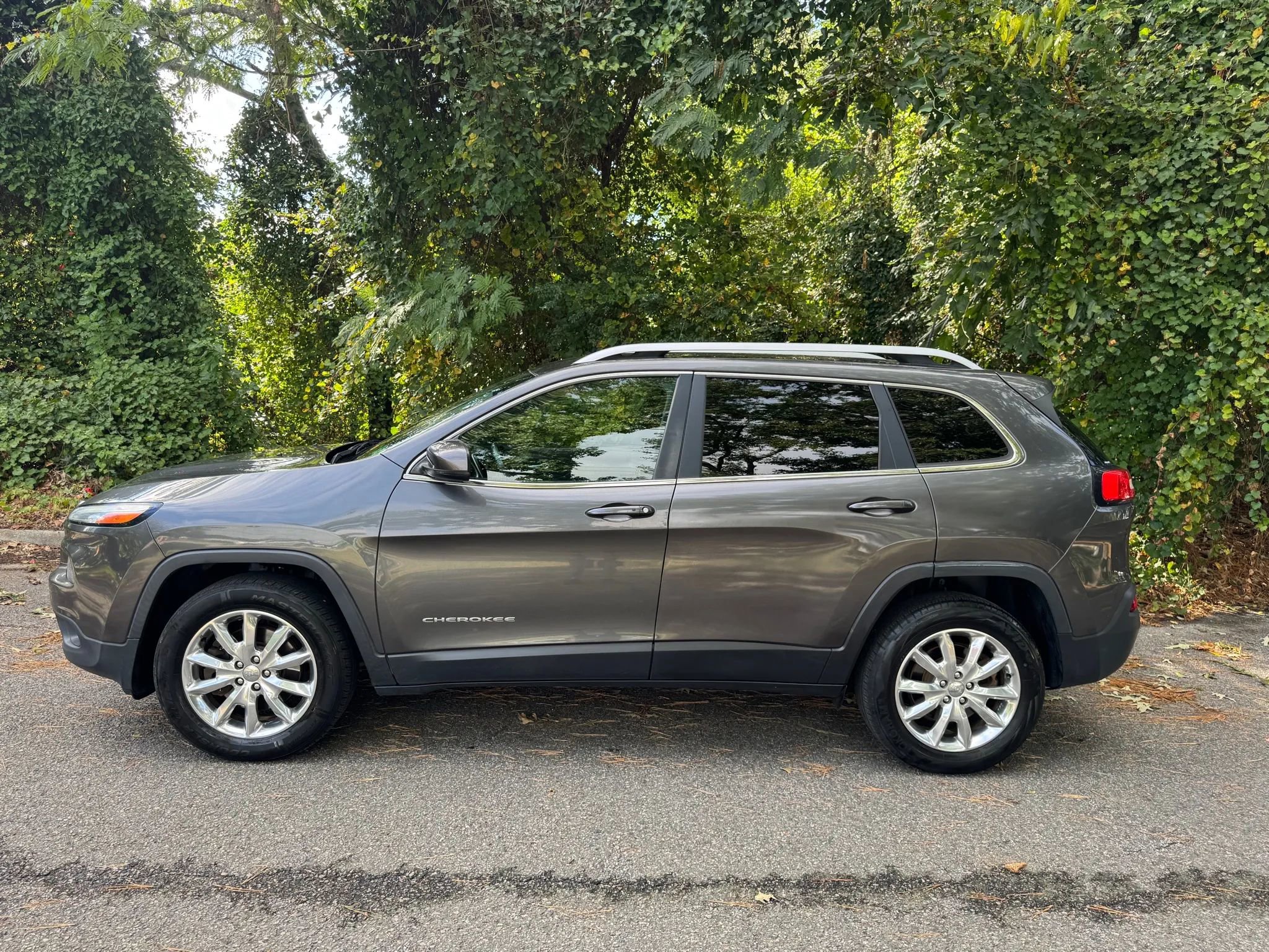 Used 2017 Jeep Cherokee Limited image 6