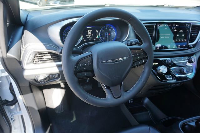 Used 2023 Chrysler Pacifica Touring-L w/ S Appearance Package image 12