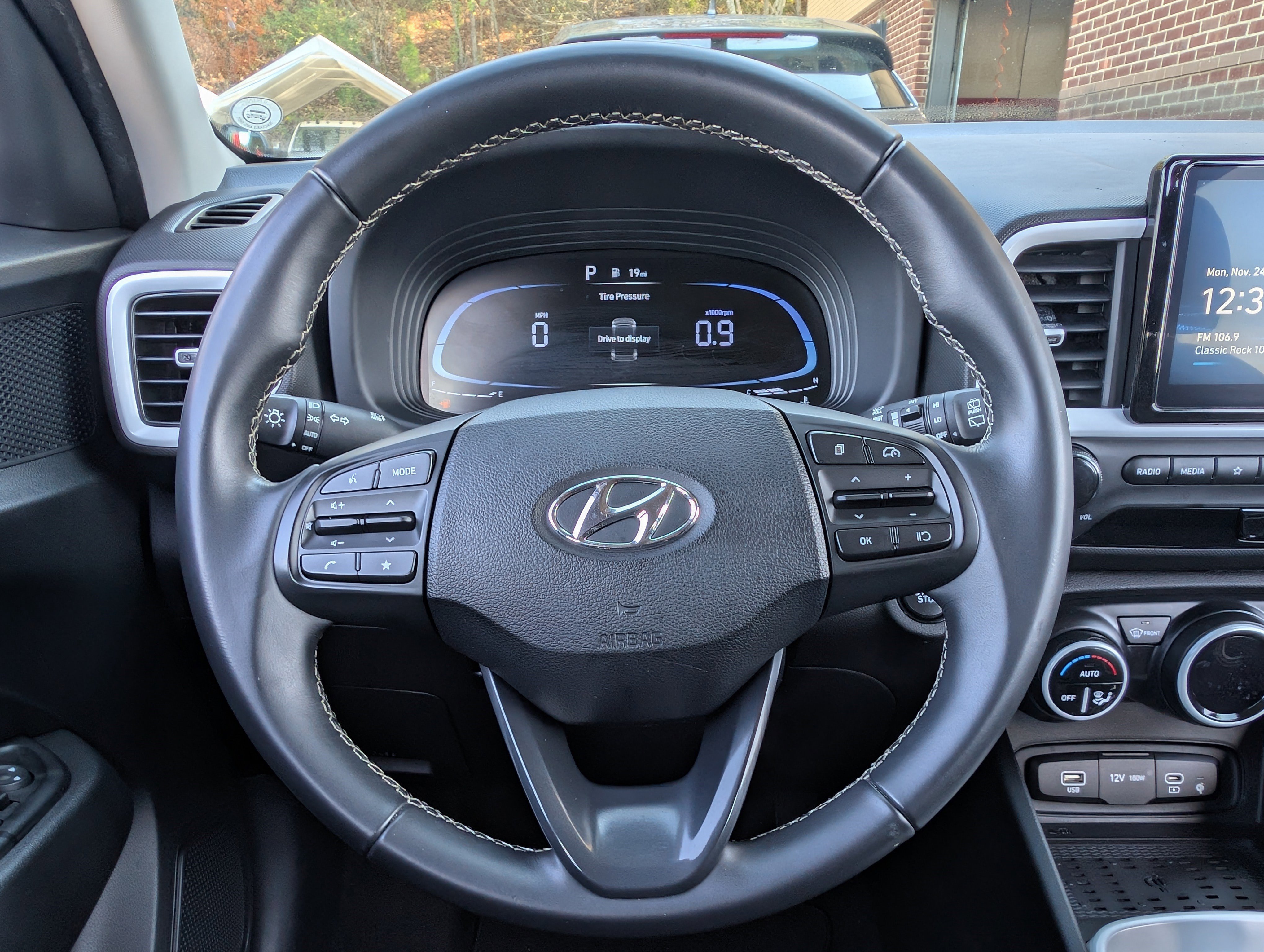Used 2024 Hyundai Venue Limited image 22