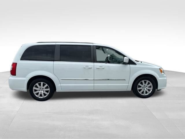 Used 2015 Chrysler Town & Country Touring image 8