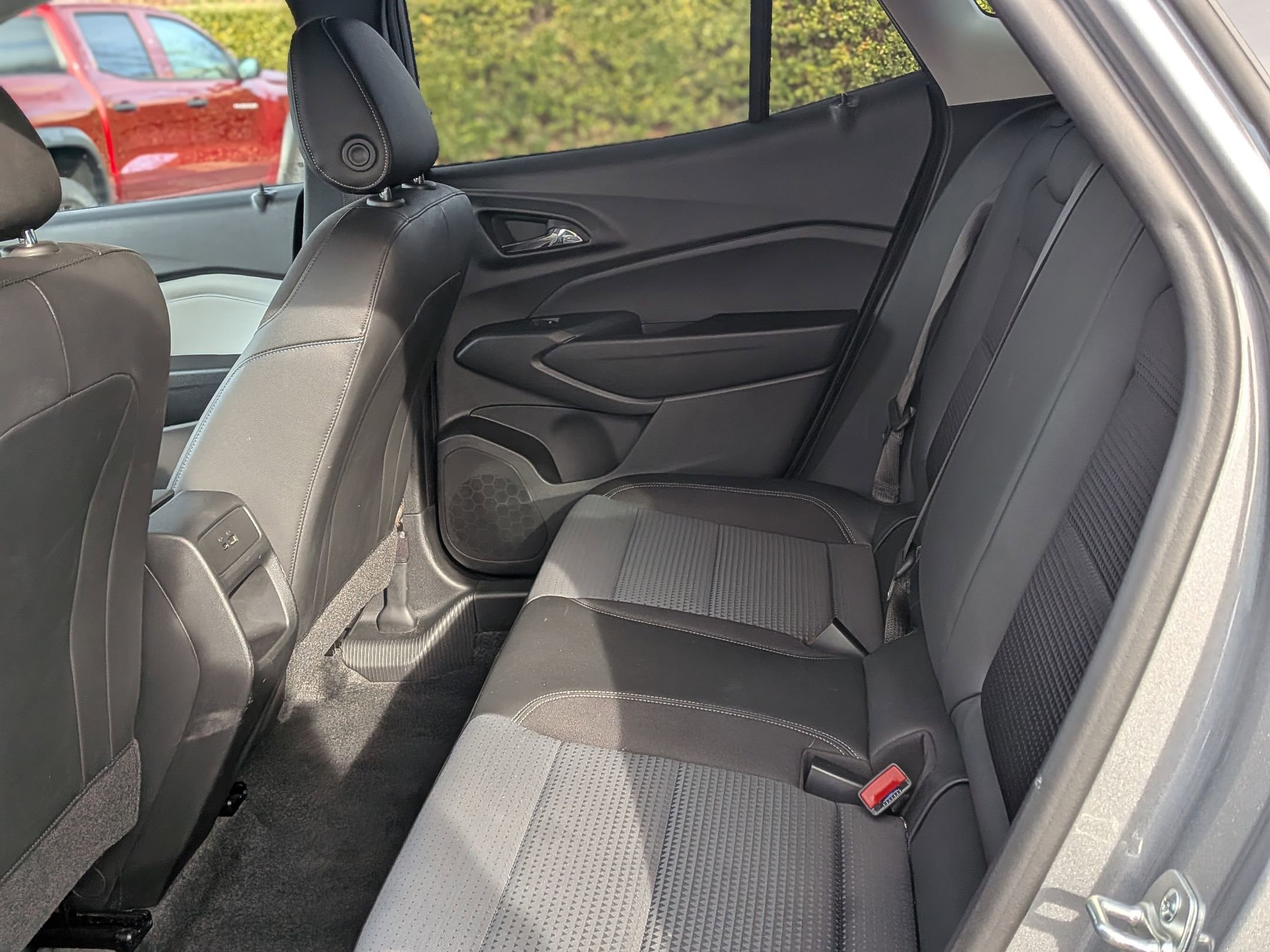 Certified 2025 Chevrolet Trax LT w/ LT Convenience Package image 32