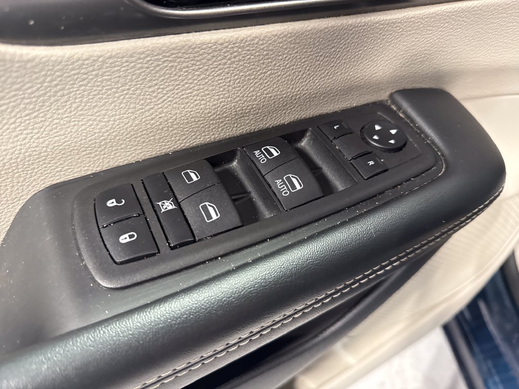 Used 2023 Chrysler Pacifica Touring-L FWD image 31