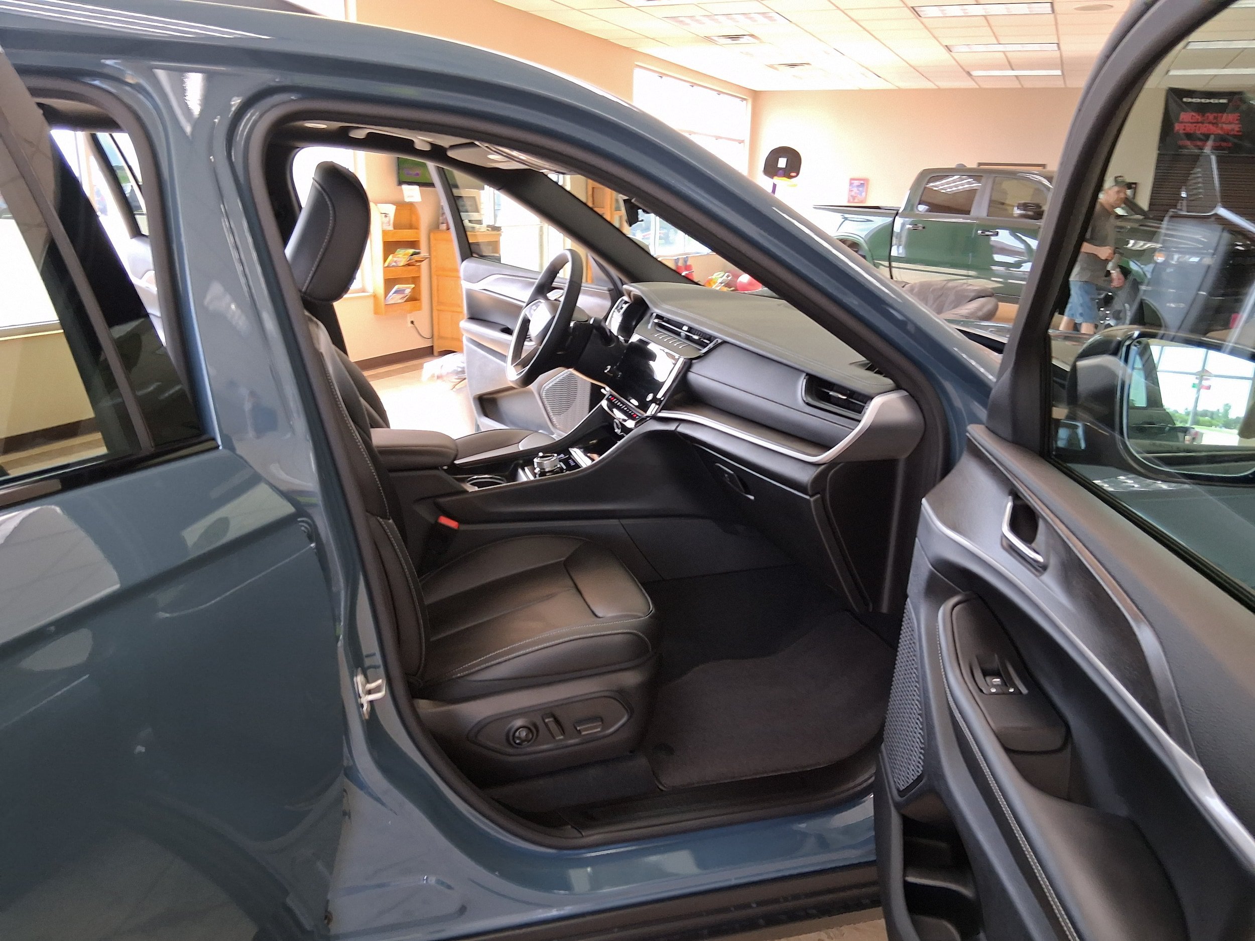 New 2026 Jeep Grand Cherokee L Limited w/ Limited Altitude Package AWD/4WD image 18