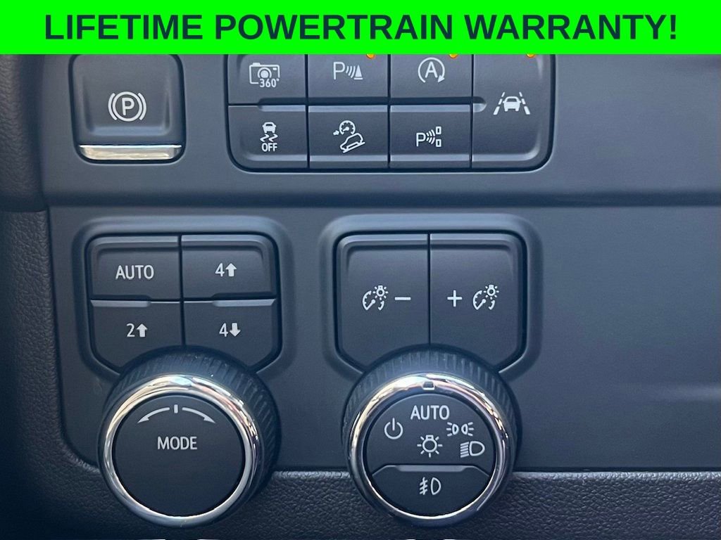 Used 2025 Chevrolet Suburban Z71 image 6