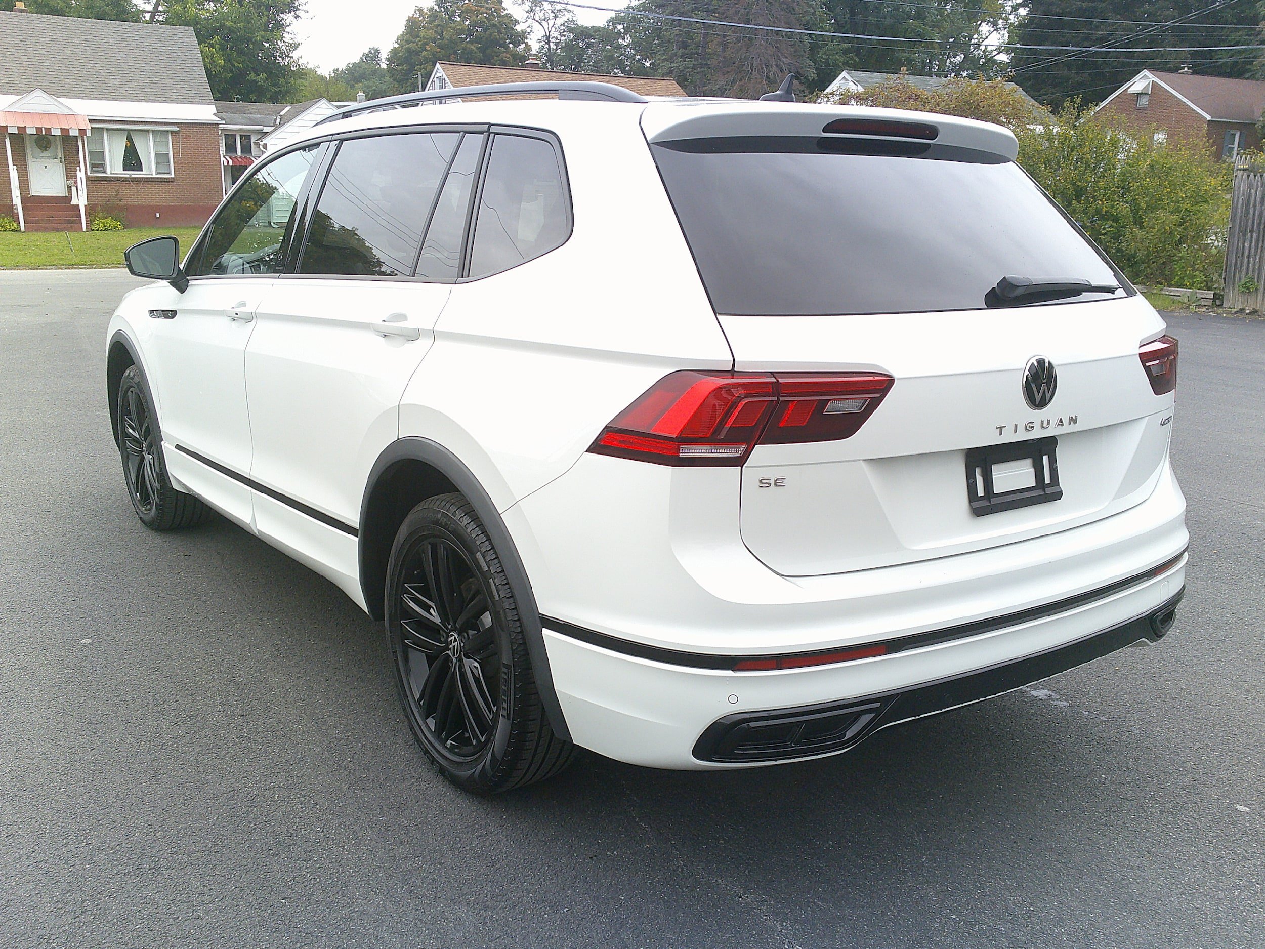 Used 2022 Volkswagen Tiguan SE R-Line AWD/4WD image 10