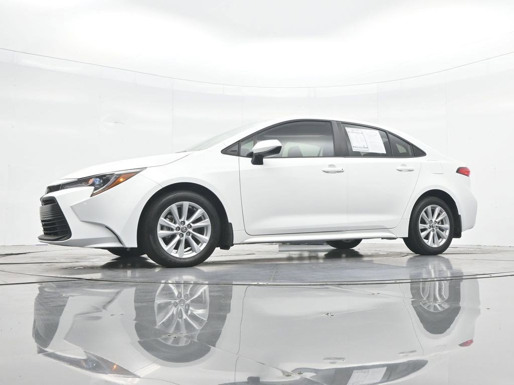 Used 2025 Toyota Corolla LE w/ LE Premium Package FWD image 26
