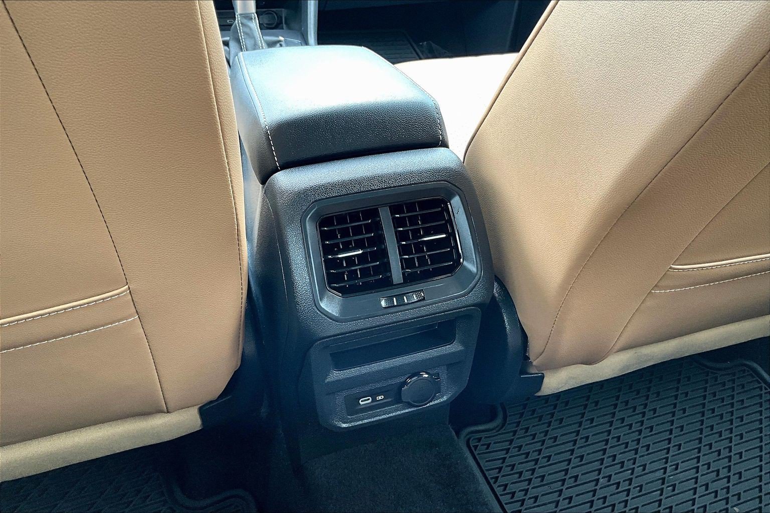 Used 2024 Volkswagen Tiguan SE w/ Panoramic Sunroof Package AWD/4WD image 25