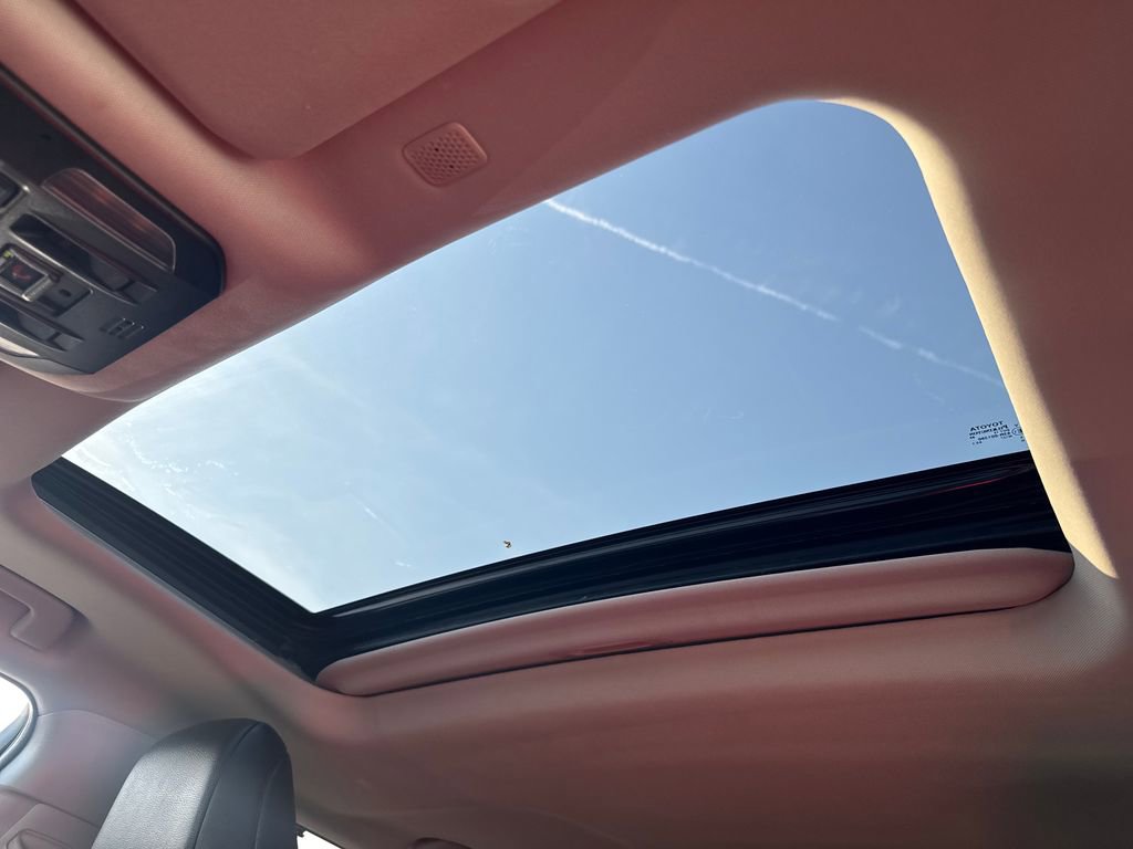 Used 2020 Toyota Highlander XLE AWD/4WD image 35