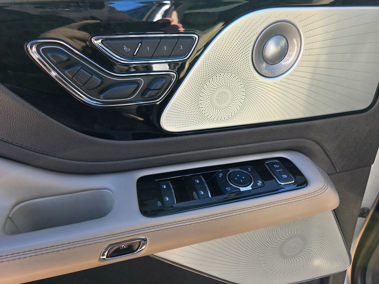 Used 2020 Lincoln Aviator Reserve image 15