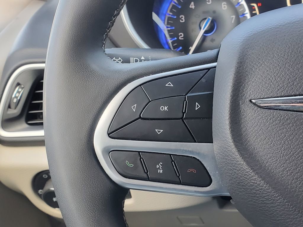 Used 2024 Chrysler Pacifica Touring-L image 21