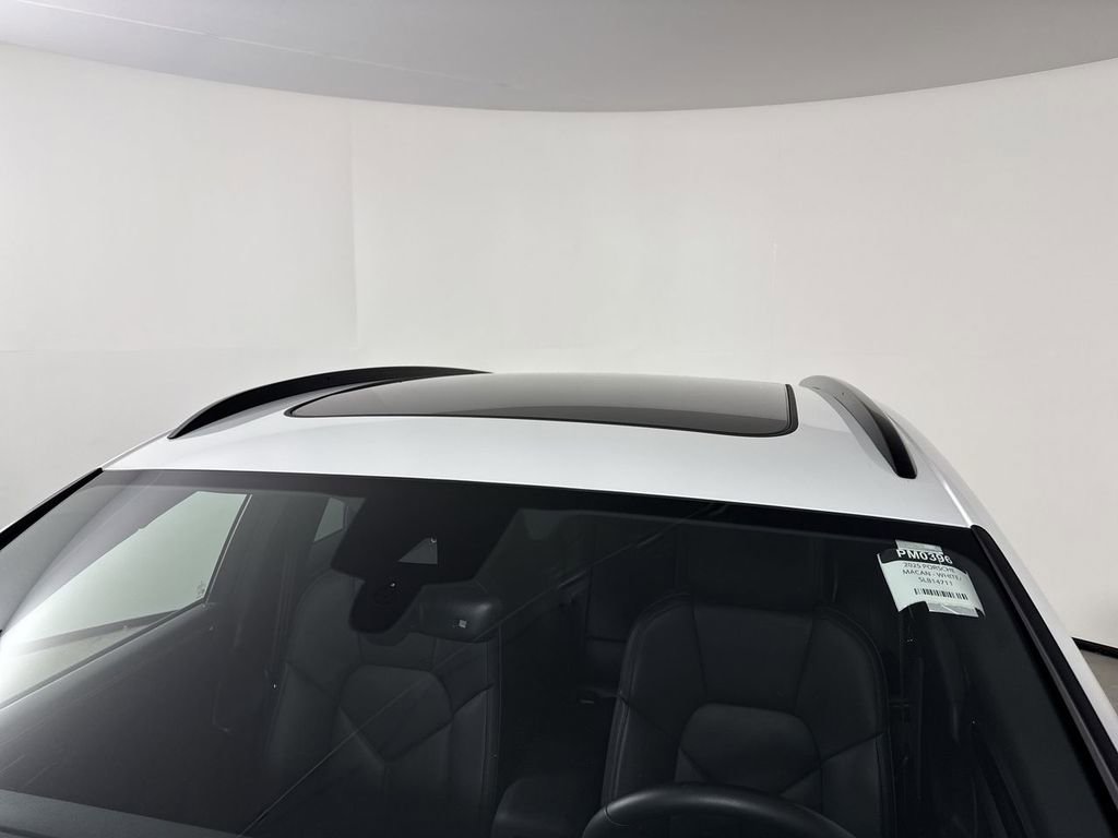 Certified 2025 Porsche Macan image 17
