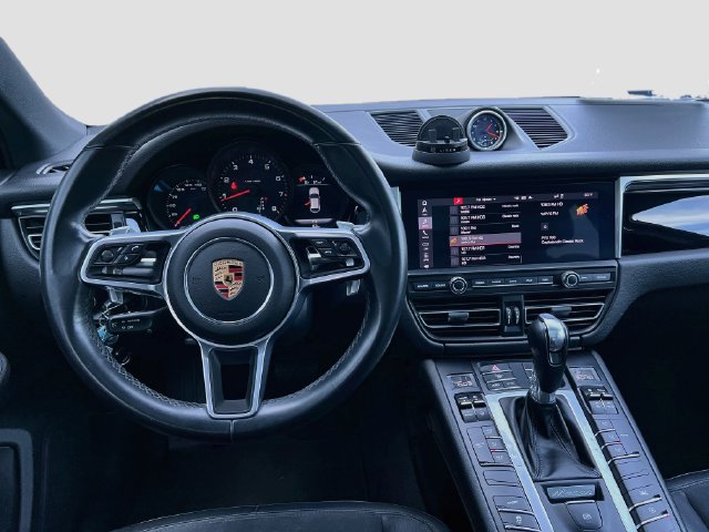 Certified 2020 Porsche Macan AWD/4WD image 25