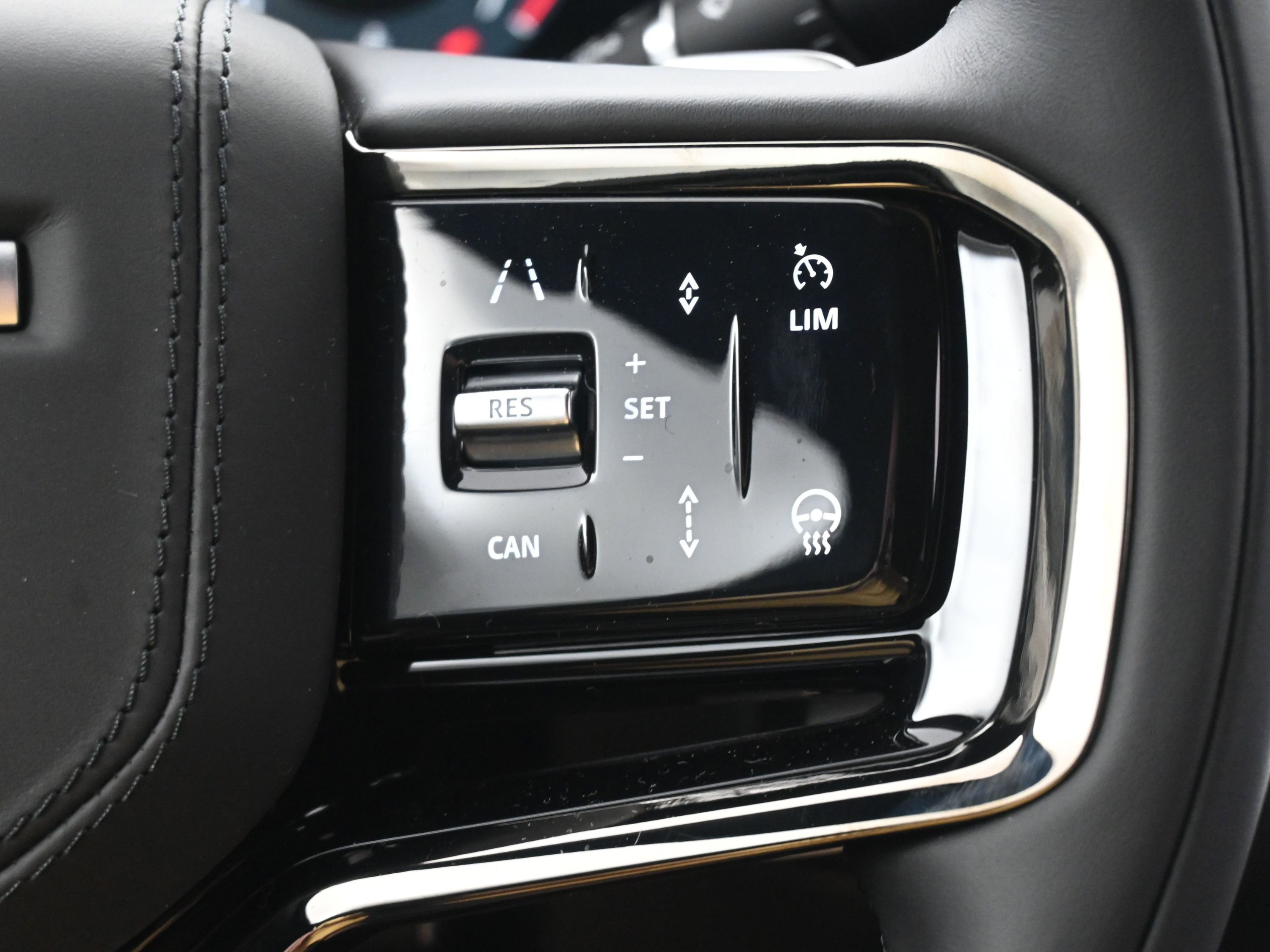 New 2026 Land Rover Range Rover Velar Dynamic SE image 19
