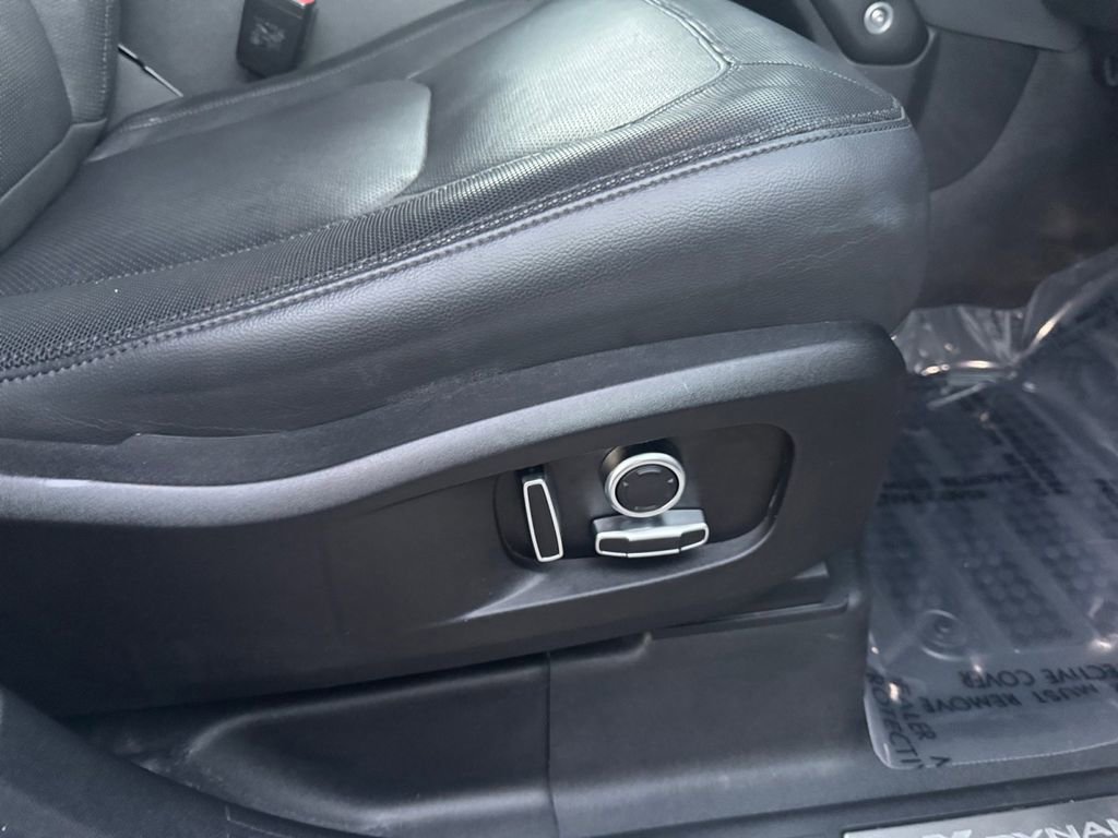 Used 2024 Land Rover Defender 130 X-Dynamic SE image 26