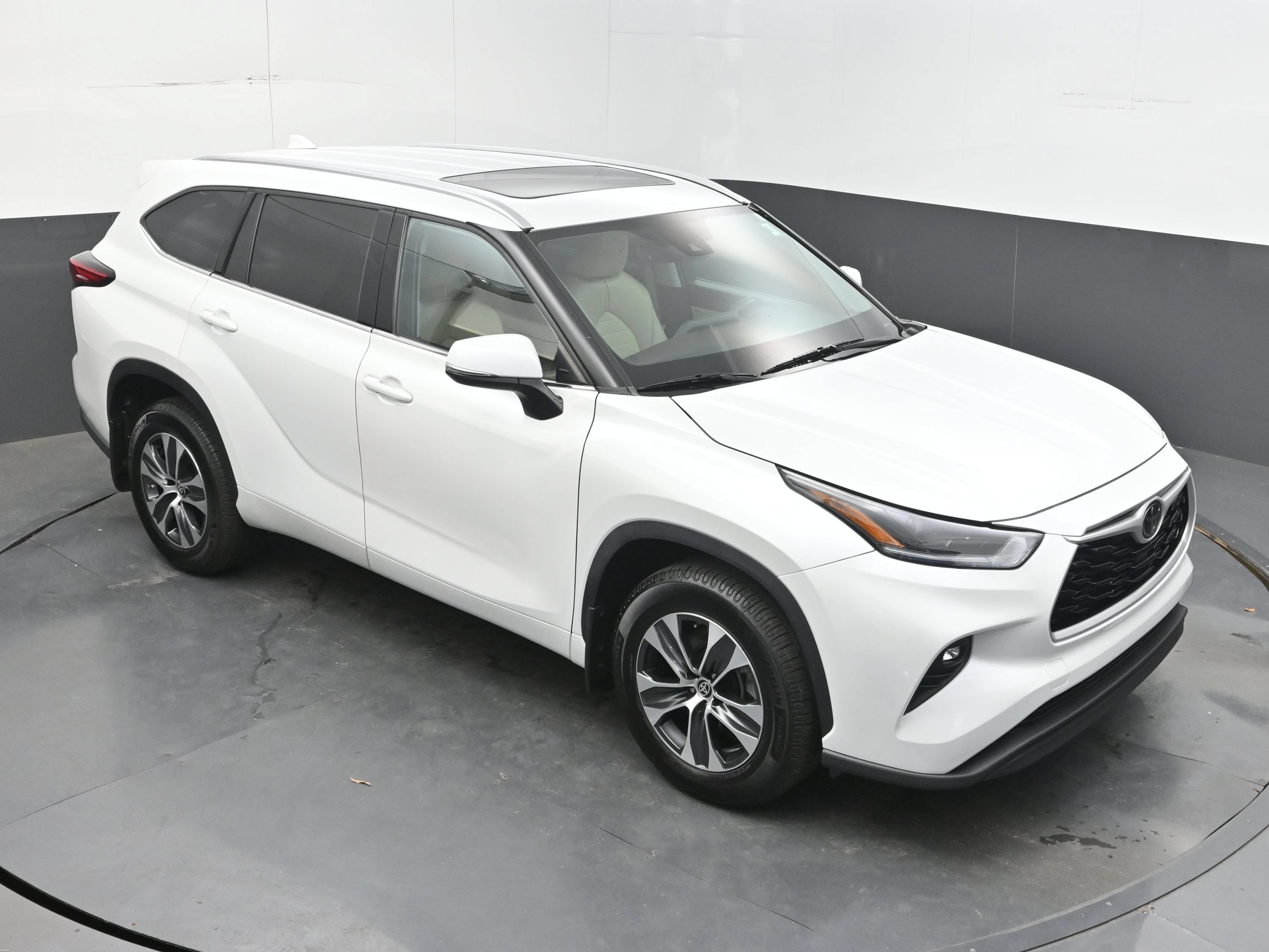 Used 2022 Toyota Highlander XLE AWD/4WD image 31