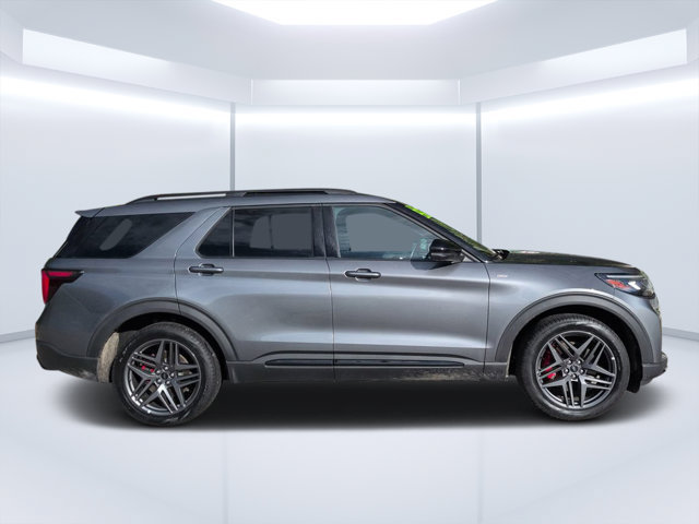 Used 2025 Ford Explorer ST-Line w/ ST-Line Street Pack AWD/4WD image 2